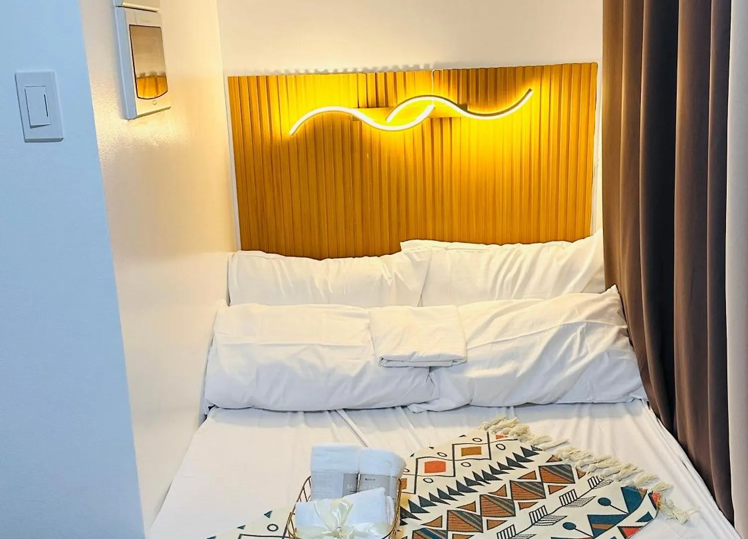 2 Bedroom And Bathroom Staycation Condo In Mandaluyong City Near Boni Mrt With Wifi And Karaoke And Pool Manila